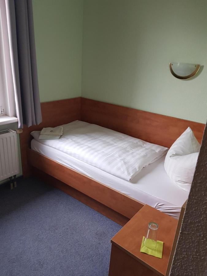 Hotel Zur Altstadt Calbe Экстерьер фото