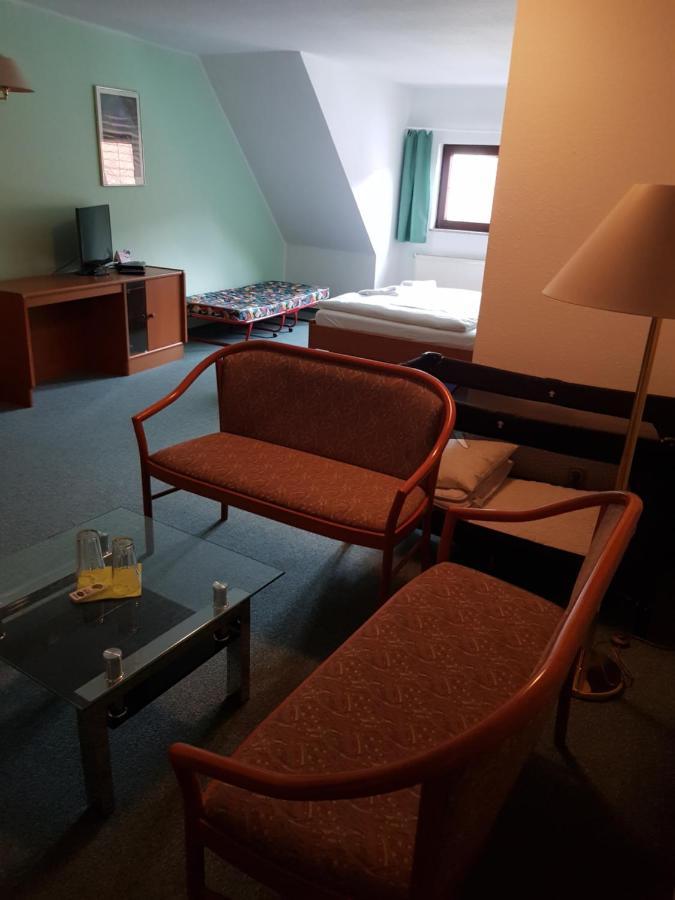 Hotel Zur Altstadt Calbe Экстерьер фото