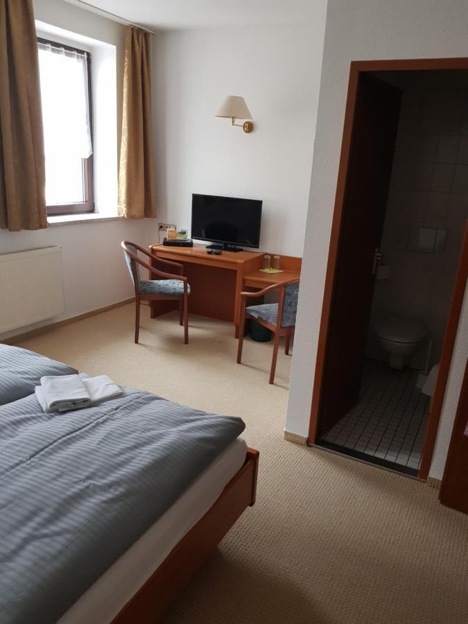 Hotel Zur Altstadt Calbe Экстерьер фото
